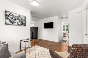 TV, offices - Opulent 2 Bedroom Getaway (Detroit)