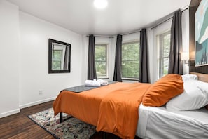 Desk, iron/ironing board, WiFi, bed sheets - Opulent 2 Bedroom Getaway (Detroit)