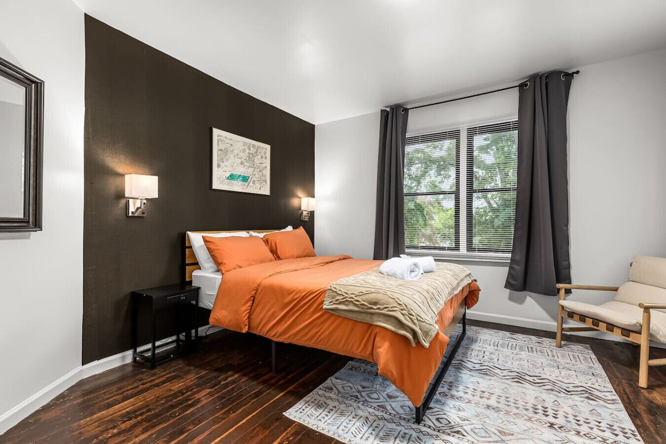 Desk, iron/ironing board, WiFi, bed sheets