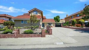 Un barrio residencial con casas de techos rojos y entradas de ladrillo.