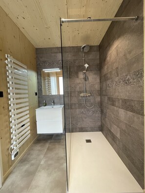 Shower, hair dryer, towels, soap - Magnifique Villa Nature le Bois D'aura (Fournets-Luisans)