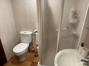 Haartrockner, Bidet, Handtücher, Seife