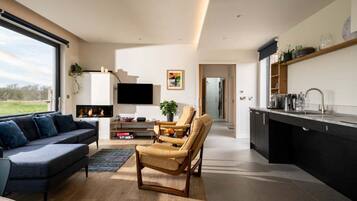 Smart TV, fireplace