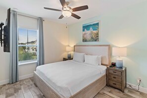 4 室のベッドルーム、デスク、アイロン / アイロン台、旅行用ベビーベッド