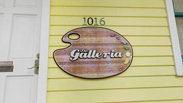Un edificio giallo con un cartello che riporta "The Galleria" e il numero "1016" sopra.