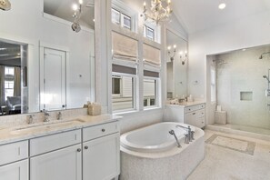 Combined shower/tub, hair dryer, towels