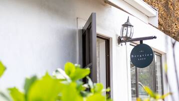 Vista frontal de la propiedad