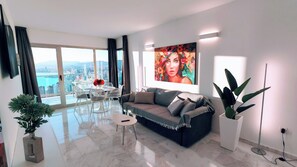 Signature apartman, kilátással a tengerre | Nappalirész | Síkképernyős tévé