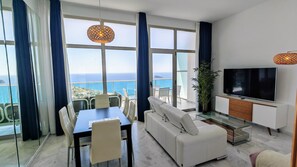 Design apartman, 3 hálószobával, kilátással a tengerre | Nappalirész | Síkképernyős tévé