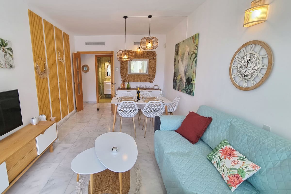 Apartament Club, no fumadors, vistes a la piscina | Sala d'estar | Televisor de pantalla plana de 55 polzades amb canals digitals