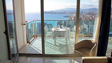 Club-Apartment, 2 Schlafzimmer, Terrasse, Meerblick | Wohnzimmer | 55-Zoll-Flachbildfernseher mit Digitalempfang