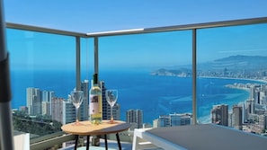 Apartament exclusiu, vistes al mar | 1 dormitori, roba de llit d'alta qualitat i cortines opaques