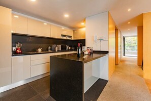 Fridge, microwave, oven, stovetop - Urban Pad, PH w/Private Rooftop, Walk Everywhere (Ciudad de México)