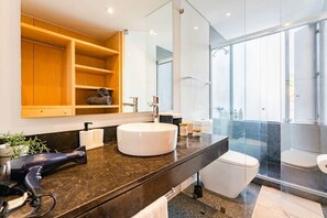 Bathtub, hair dryer, towels, shampoo - Polanco Penthouse | Private Rooftop, Top Location (Ciudad de México)