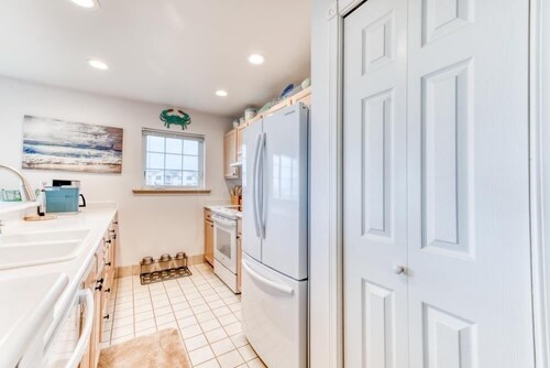 Pool, Ocean View, Beach Access (Shenanigans)