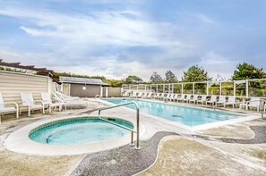 Pool - Pool, Ocean View, Beach Access (Shenanigans) (Westport)