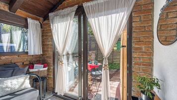 Family House, Multiple Bedrooms, Mountainside (Romantic Haven with Hot Tub) | Living room | 21-inch Smart TV with digital channels, fireplace