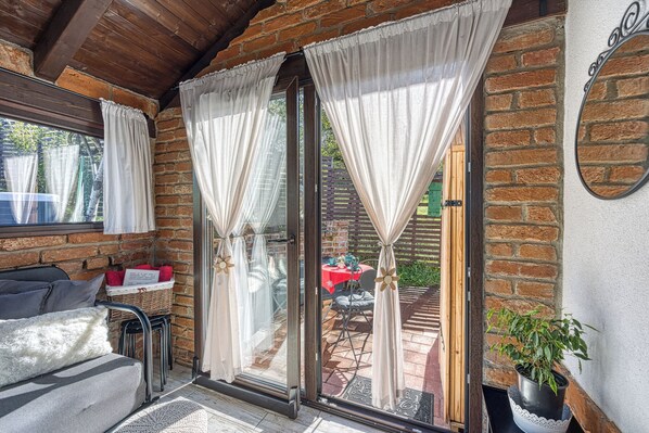 Casa familiare, camere multiple, lato montagna (Romantic Haven with Hot Tub) | Soggiorno | Smart TV 21 pollici con canali digitali, caminetto