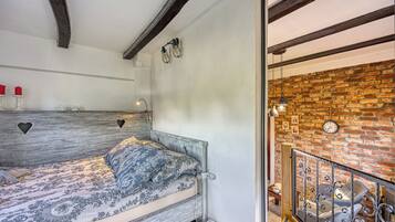 Casa familiar, varias habitaciones, junto a la montaña (Romantic Haven with Hot Tub) | 1 habitación, tabla de planchar con plancha, wifi gratis y ropa de cama