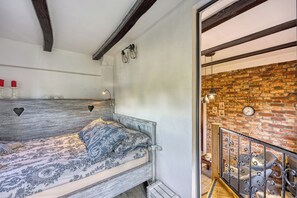 Familienhaus, Mehrere Schlafzimmer, Bergseite (Romantic Haven with Hot Tub) | 1 Schlafzimmer, Bügeleisen/Bügelbrett, kostenloses WLAN, Bettwäsche