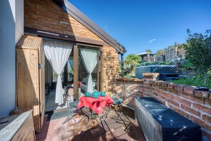 Perhetalo, useita makuuhuoneita, vuorten lähellä (Romantic Haven with Hot Tub) | Ulkoruokailutilat