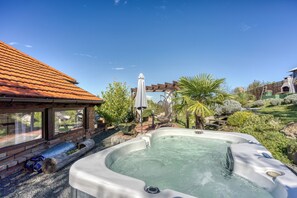 Maison familiale, plusieurs chambres, côté montagne (Romantic Haven with Hot Tub) | Baignoire à remous extérieure