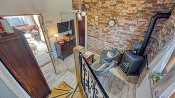 Family House, Multiple Bedrooms, Mountainside (Romantic Haven with Hot Tub) | Living room | 21-inch Smart TV with digital channels, fireplace