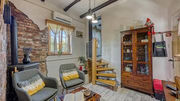 Family House, Multiple Bedrooms, Mountainside (Romantic Haven with Hot Tub) | Interior