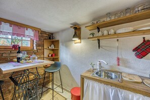 패밀리 하우스, 침실 여러 개, 산비탈 (Romantic Haven with Hot Tub) | 전용 주방 | 냉장고, 오븐, 쿡탑, 커피/티 메이커