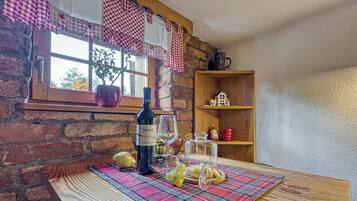 Nhà dành cho gia đình, nhiều phòng ngủ, cạnh núi (Romantic Haven with Hot Tub) | Phòng ăn