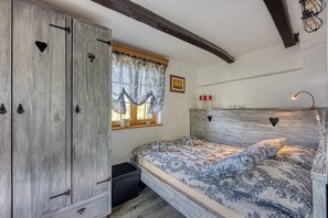 패밀리 하우스, 침실 여러 개, 산비탈 (Romantic Haven with Hot Tub) | 1 개의 침실, 다리미/다리미판, 무료 WiFi, 침대 시트