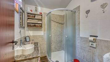 Casa familiar, varias habitaciones, junto a la montaña (Romantic Haven with Hot Tub) | Baño | Regadera, secadora de cabello, toallas, jabón