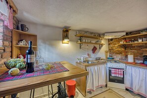 패밀리 하우스, 침실 여러 개, 산비탈 (Romantic Haven with Hot Tub) | 전용 주방 | 냉장고, 오븐, 쿡탑, 커피/티 메이커