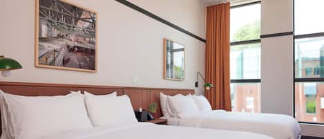 Una habitación de hotel con dos camas, un ventanal grande y un cuadro en la pared.