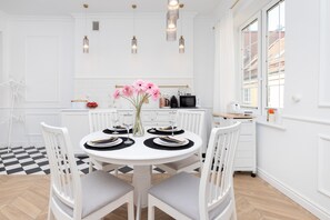 Apartment, 1 Schlafzimmer, Küche | Eigene Küche | Mikrowelle, Geschirrspüler, Wasserkocher mit Kaffee-/Teezubehör