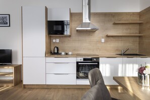 Fridge, microwave, oven, stovetop - Residence Morris Mladá Boleslav (Mlada Boleslav)