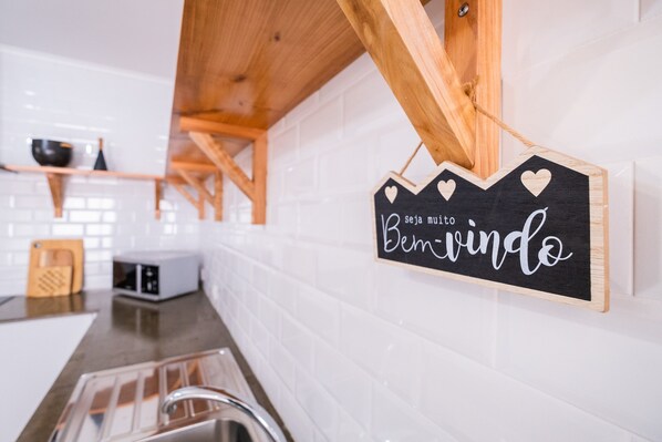 Interior - Bem-vindo ao Porto Seguro, um local que será o seu refúgio nestes dias. (Arrifes)