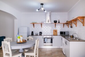 Private kitchen - Bem-vindo ao Porto Seguro, um local que será o seu refúgio nestes dias. (Arrifes)