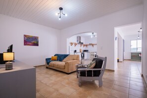 Living area - Bem-vindo ao Porto Seguro, um local que será o seu refúgio nestes dias. (Arrifes)