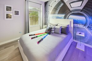 Une chambre à coucher avec un lit, une fenêtre et une peinture murale.