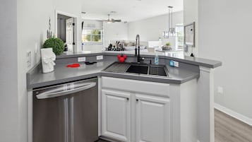 Stadtwohnung, 3 Schlafzimmer | Eigene Küche | Kühlschrank, Ofen, Wasserkocher mit Kaffee-/Teezubehör, Toaster