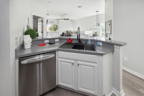 Townhome - 2 sovrum | Eget kök | Kylskåp, ugn, kaffe- och tebryggare och brödrost