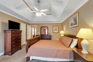 6 habitaciones, escritorio y espacio para trabajar con laptop 