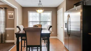House, 6 Bedrooms | Dining
