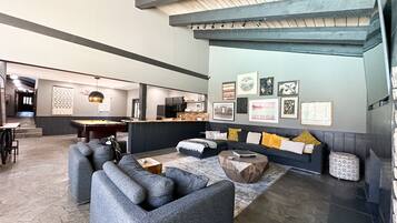 Leilighet, 2 soverom | Oppholdsområde | Smart-TV