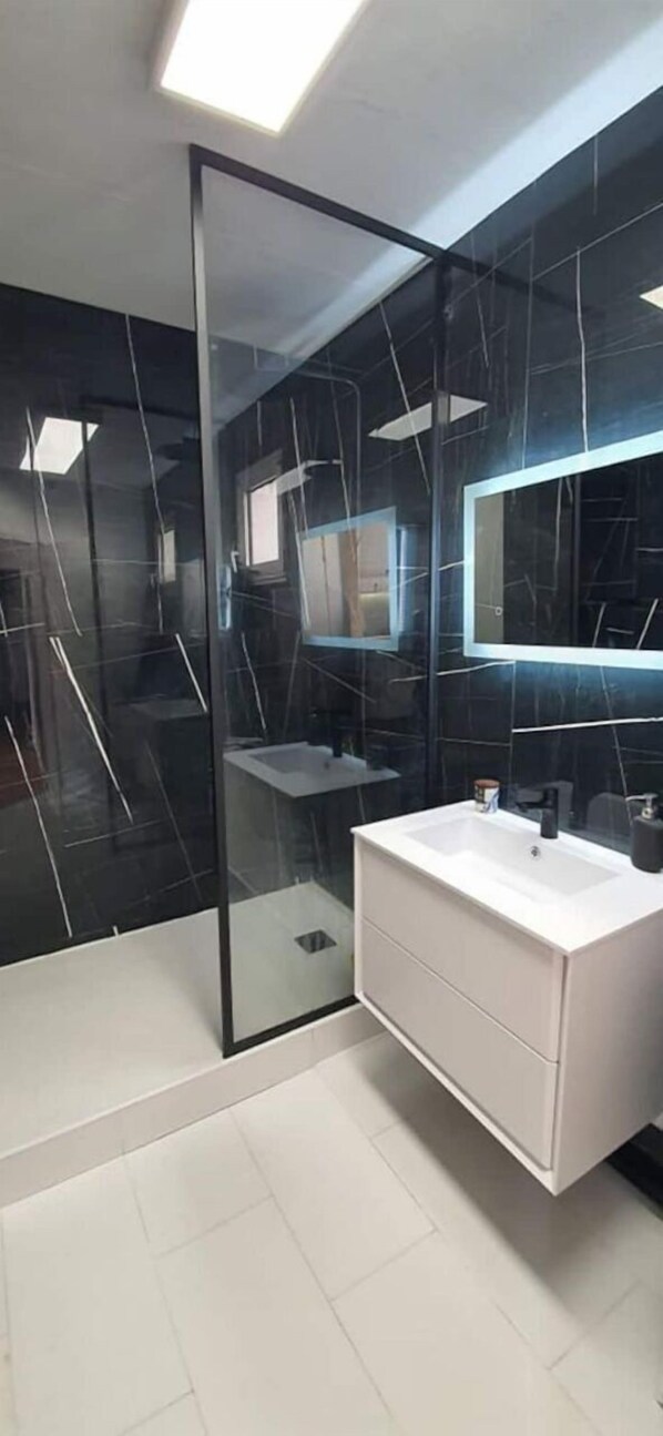 Toallas y papel de baño