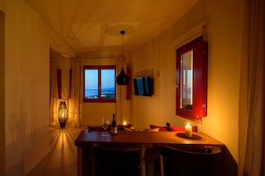 Superb Suite with Private Pool - Hot Tub and Sea View | Área de estar | Smart TV 42 polegadas com canais a cabo