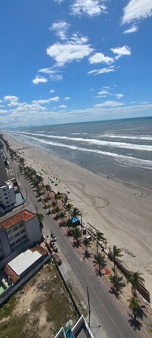Na praia, espreguiçadeiras 