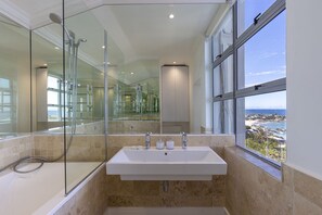 Dusj, hårføner, håndklær og såpe