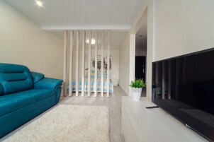 Apartamento básico | Área de estar | TV de tela plana 42 polegadas com canais a cabo